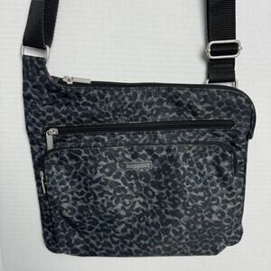 Baggallini Crossbody Cheetah Print Purse Handbag with pink lining EUC